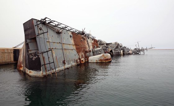 Un buque de guerra destruido en la base naval de Trípoli, en Libia, símbolo del conflicto que sigue en el país.